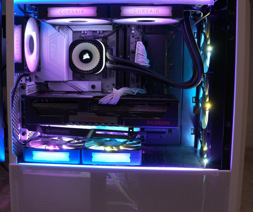 Lian Li Lancool 2, Ryzen 7600, RX 9070XT, 32GB 6000MHz RAM, Corsair Titan AIO Cooler